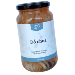 Jar of Do Chua pickled vegetables – a vibrant mix of shredded carrot and daikon in sweet, tangy brine, perfect for sandwiches, noodles, or salads.
